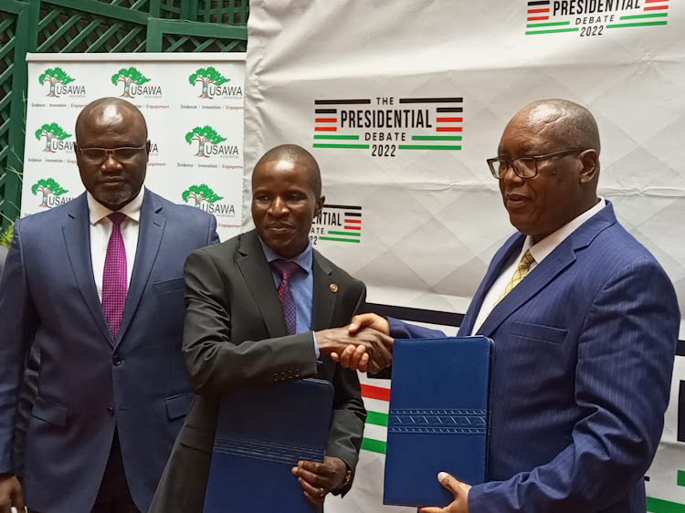 The Kenya Editors Guild chairperson Churchill Otieno, Usawa Agenda executive director Emmanuel Manyasa (c) and the Media Owners Association chairman Stephen Gitagama in Nairobi on June 9, 2022.