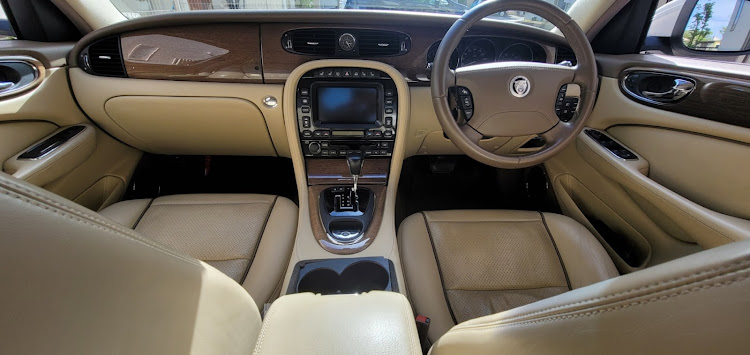 XJの限定車両・XJ・日常のひとコマ・20インチに関するカスタム事例の投稿画像3枚目