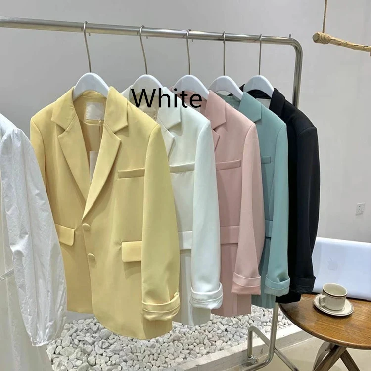 Koreaanse loose suit met schoudervullingen. Zorgt voor een casual en stijlvolle look. Comfort en mode gecombineerd, perfect voor dagelijks gebruik.