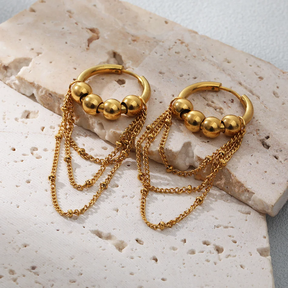 Boucles d'oreilles Simple Graceful en acier inoxydable, dorées à l'or fin 18 carats, avec pampilles. Élégance intemporelle et raffinement.