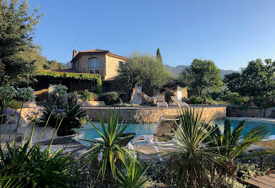 Villa avec piscine et jardin 1