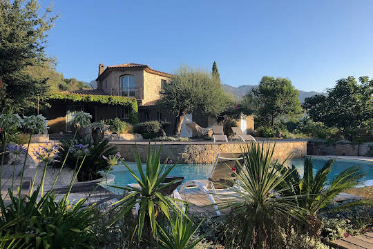 Villa avec piscine et jardin