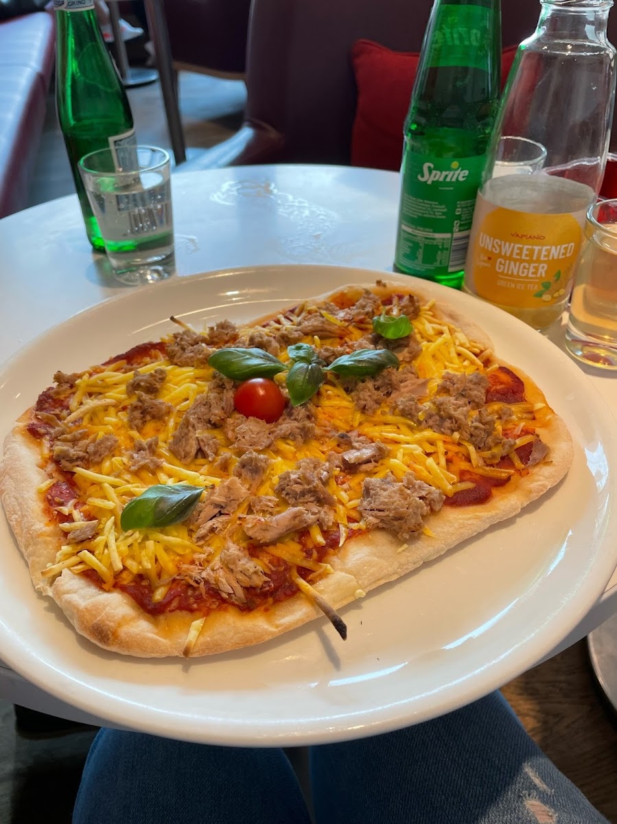 Glutenvrije en melkvrije tonijn pizza! Is met vegan kaas