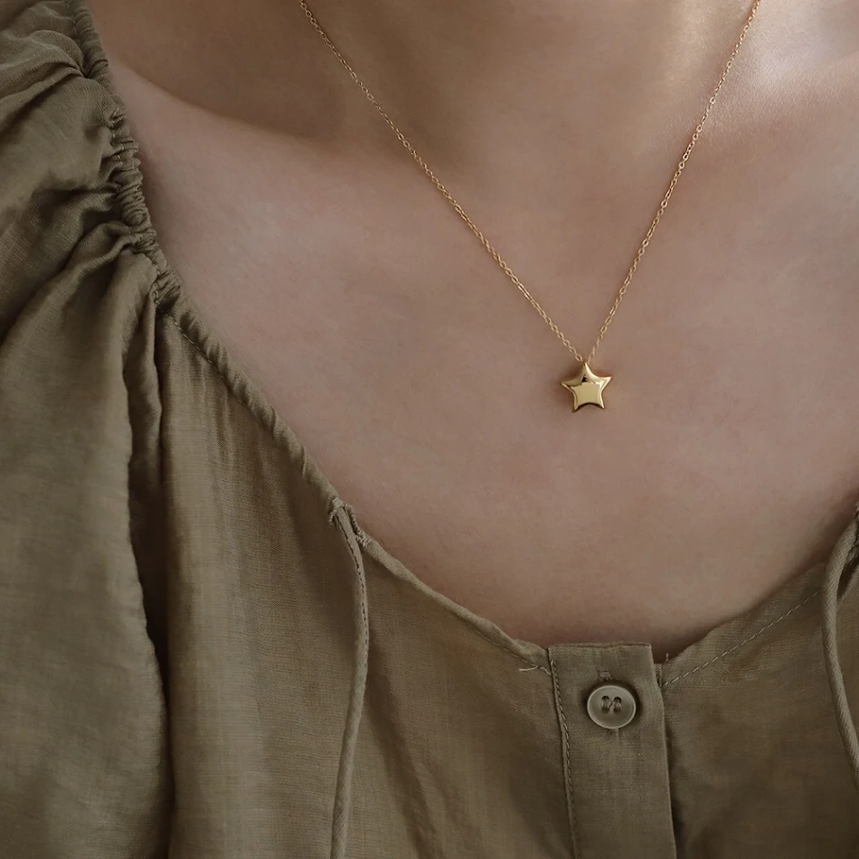 Colar de estrela de cinco pontas Lucky Star Simples. Um acessório charmoso para uso diário. Adicione um toque de sorte e brilho ao seu visual. Presente ideal.