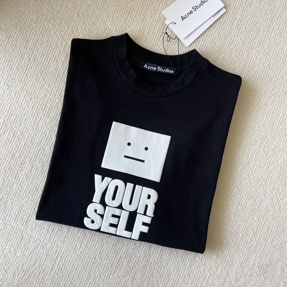 T-shirt unisexe décontractée à imprimé en mousse de lettres, polyvalente, confortable et parfaite pour un look casual.