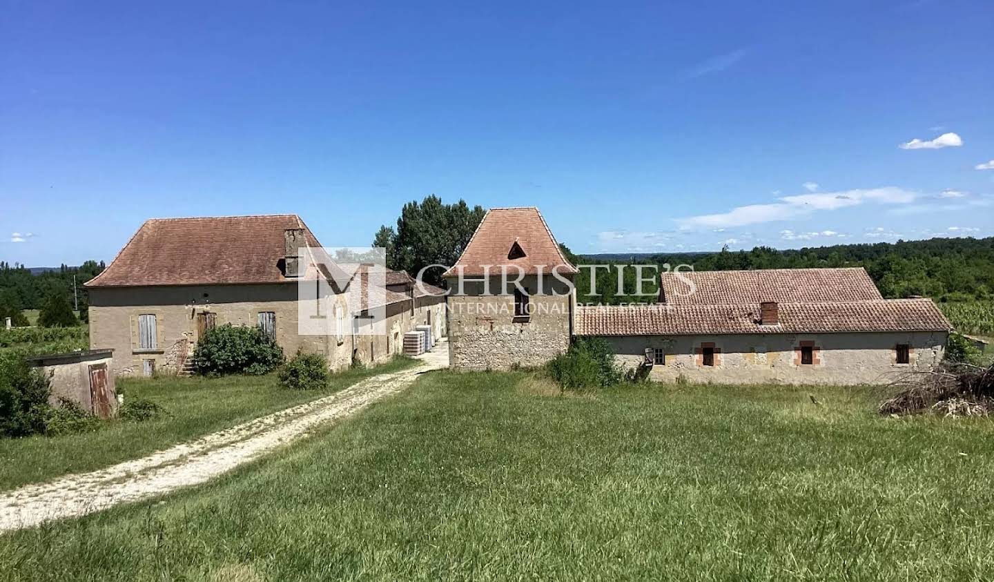 Vineyard with outbuildings Bergerac