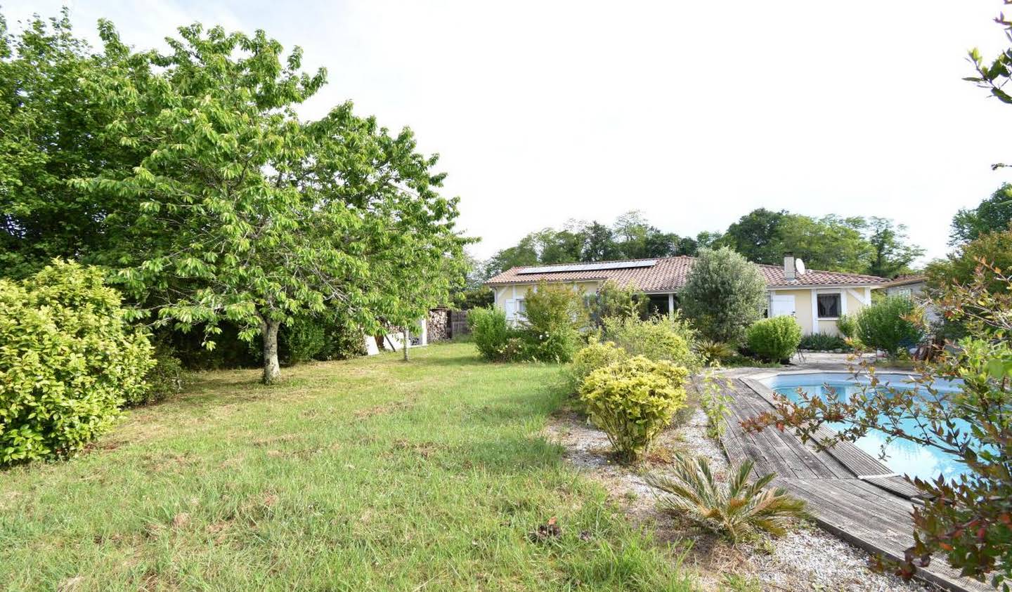 Villa with pool and terrace Saubrigues