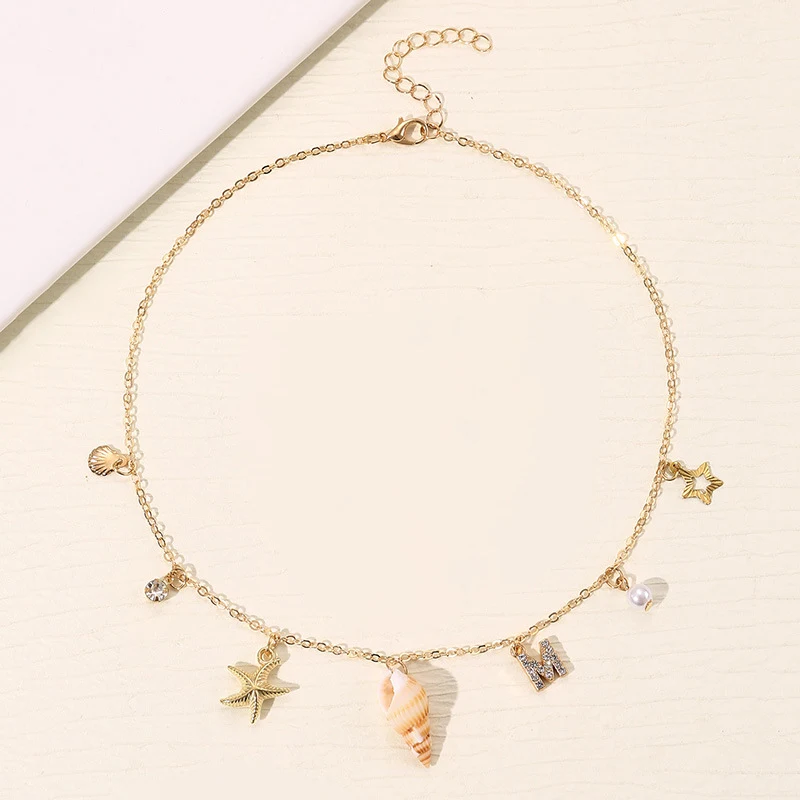 Collier style plage océan avec 26 lettres, perles et coquillages, accessoire idéal pour un look estival et personnalisé.