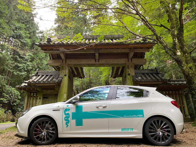 ジュリエッタの真横ショット・盗撮された・談山神社 東大門・クルマ好きと繋がりたいに関するカスタム事例の投稿画像1枚目