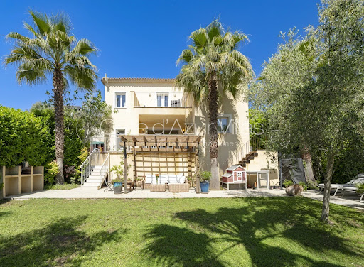 Luxury villa for sale in Valbonne (06560) - Neighborhood Ecarts Sud - Villa with garden and palm trees