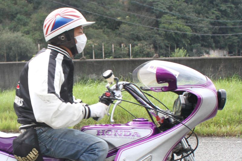 バイクに乗る男性