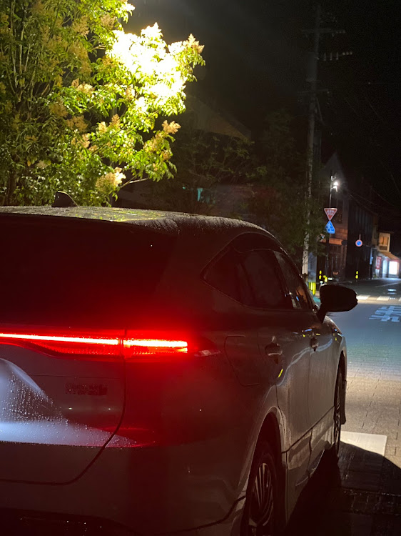 ハリアーの暇つぶし・雨☔️の中での撮影！・桜ホール・反射した愛車に関するカスタム事例の投稿画像4枚目