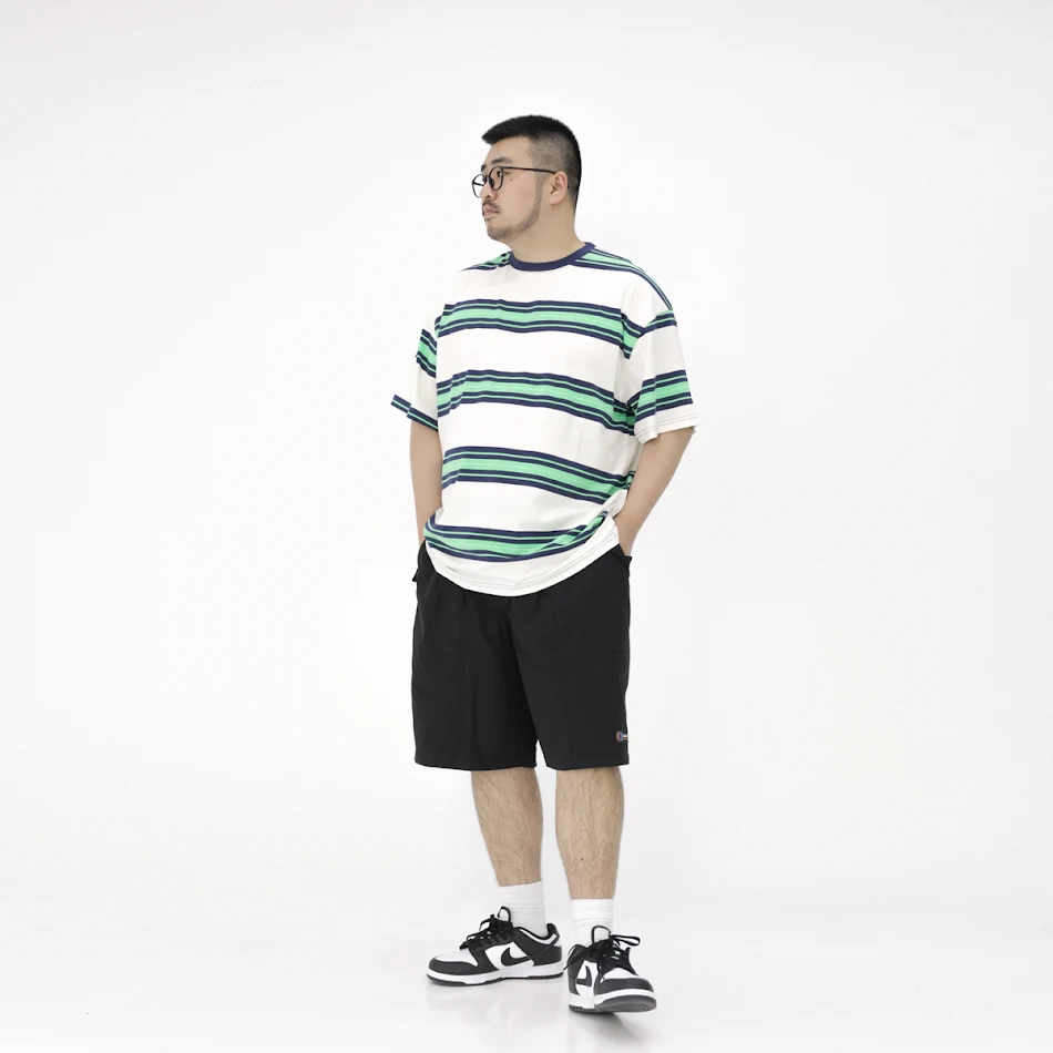Maglietta ampia a righe orizzontali a maniche corte, perfetta per un look casual e confortevole durante l'estate.