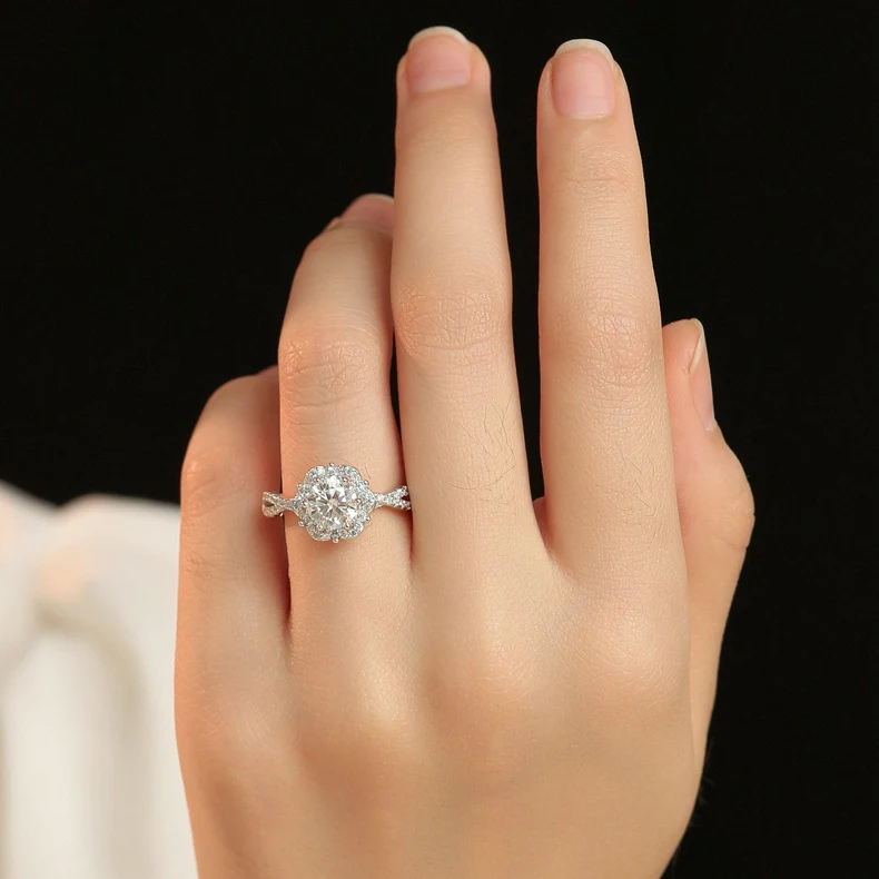 Damesmode diamantring, past overal bij. Veelzijdige ring voor elke outfit. Een schitterende blikvanger die nooit uit de mode raakt.