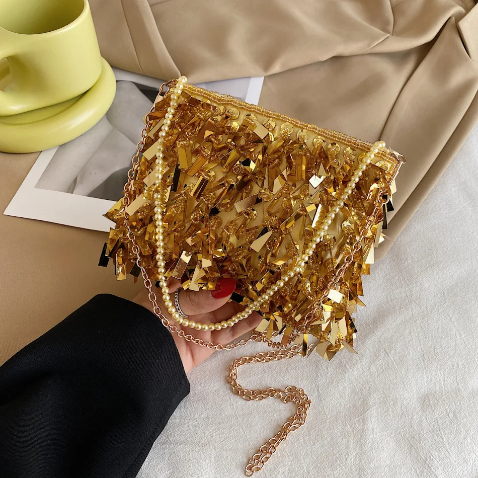 Sac à main rétro femme avec sequins et pompons, un accessoire élégant et tendance pour vos soirées et événements, look vintage assuré.