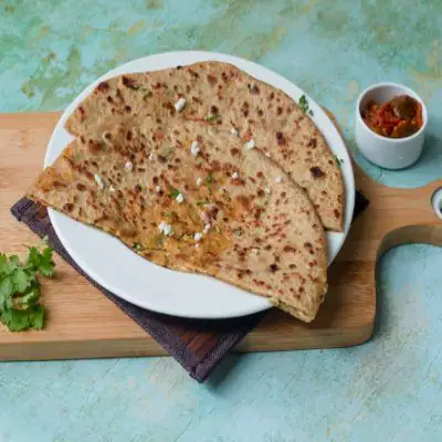 Paneer Parantha With Pickle