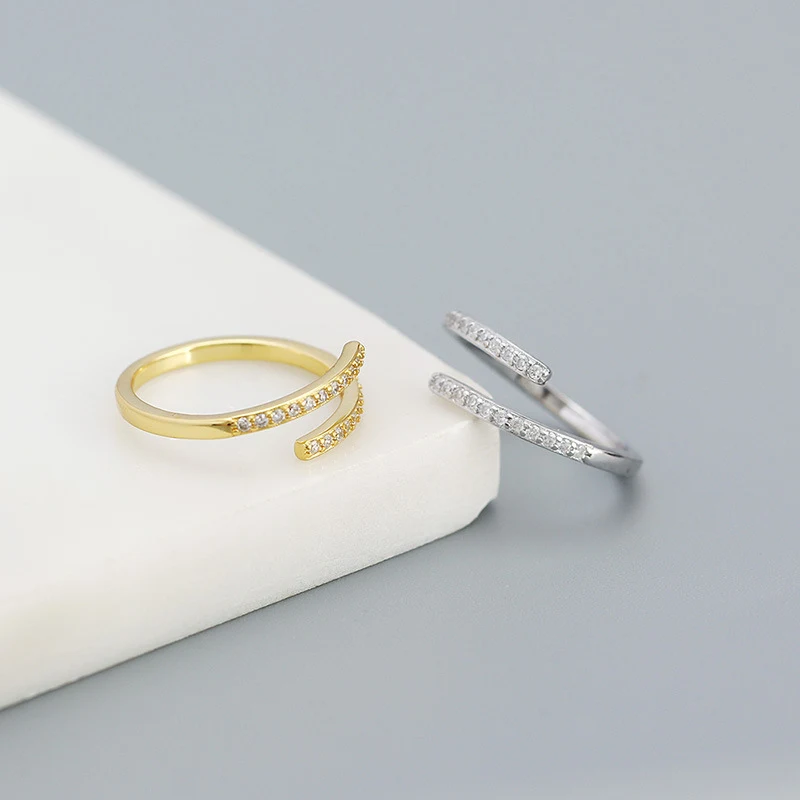 Inlegzirkonia geometrische ring. Een stijlvol sieraad voor dames, perfect om je look te verfraaien en een vleugje glamour toe te voegen.
