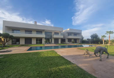 Villa avec piscine et terrasse 2