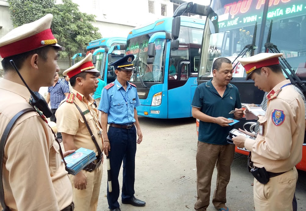 Đội CSGT Công an TX Thái Hòa phối hợp với lực lượng chức năng kiểm tra đối với lái xe khách