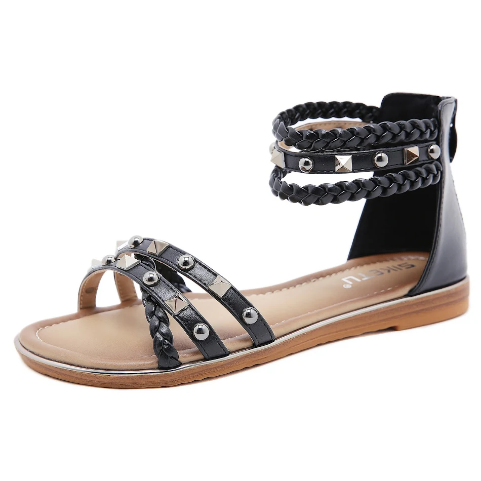 Sandales Romaines Rétro pour Femmes, Rivets et Tresse, Grand Taille. Chaussures plates confortables pour un look rétro intemporel.