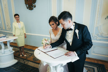 Wedding photographer Viktor Golubev (viktogoll). Photo of 18 April 2017