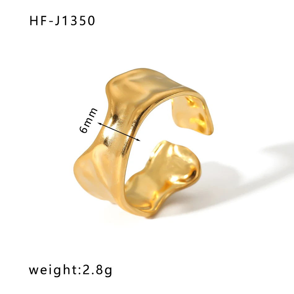 Ongelijke aluminiumfolie textuur wijsvingerring. Een uniek en opvallend accessoire voor elke outfit. Voegt een moderne en stijlvolle touch toe.