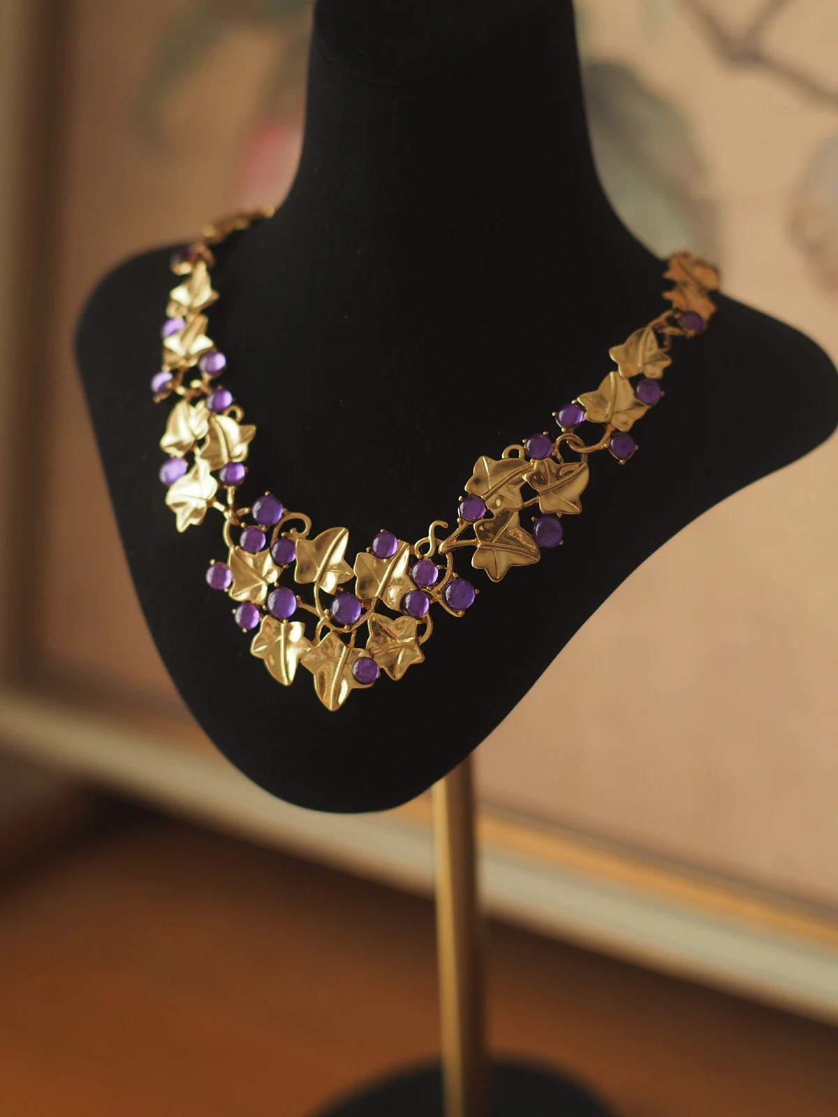Title 5, Collier vintage en pierres précieuses mates rai...