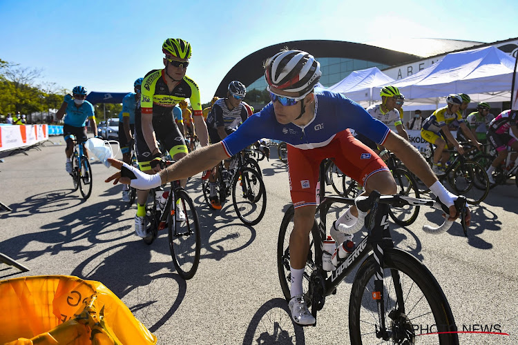 Renners neutraliseren deel koers wegens auto's op het parcours in Luxemburg, Philipsen stuit op Démare