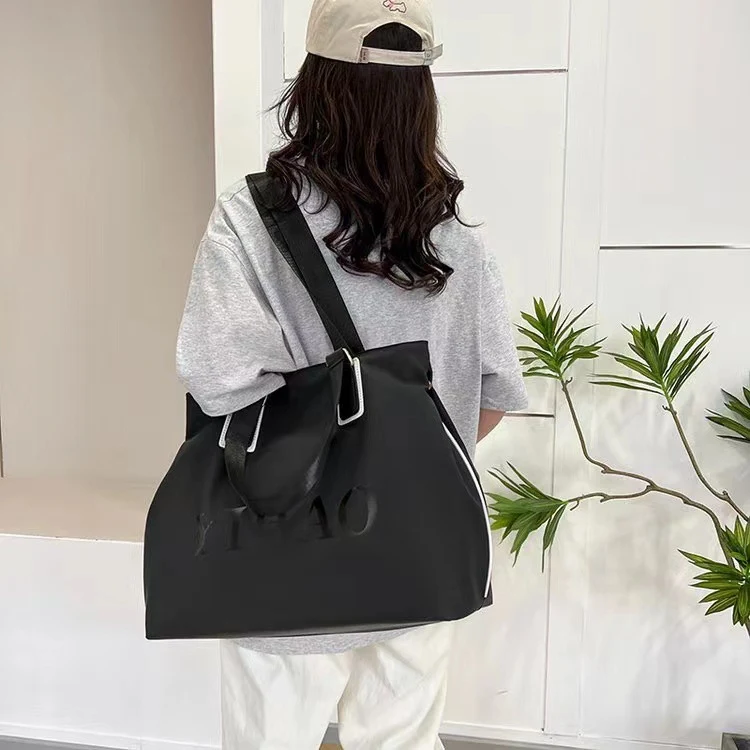 Sac à main femme grande capacité, design tendance. Transportez tout le nécessaire avec élégance et confort, idéal pour toutes vos sorties.