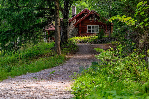 House purchase in Cantley (Canada) - Red wooden house in forest