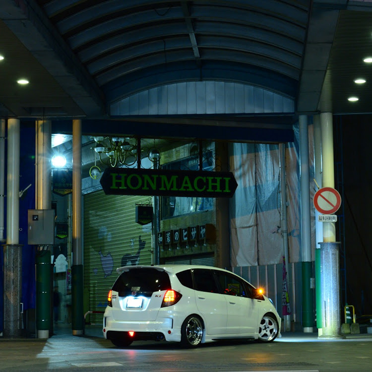 フィットの地べた撮り・ドライブ・商店街・一眼レフ初心者に関するカスタム事例の投稿画像1枚目