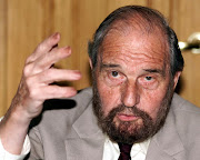 Soviet secret agent George Blake gestures as he speaks at a presentation of a book of letters written by other spies from a British prison, in Moscow June 28, 2001. Blake -- a notorious traitor in Britain and legendary hero in Russia -- escaped from a British jail in 1966 while serving a 42 year sentence for passing secrets to Moscow.