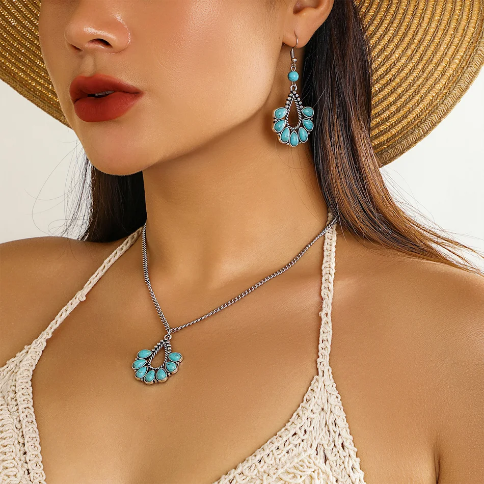 Collier à pampilles et goutte d'eau vintage pour femme, accessoire élégant. Sublimez votre tenue avec ce bijou unique et intemporel, parfait.