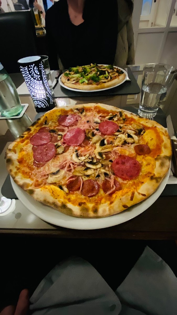 Same size but you can still tell a huge different that the Gf pizza is much smaller (GF 5€ extra charge).