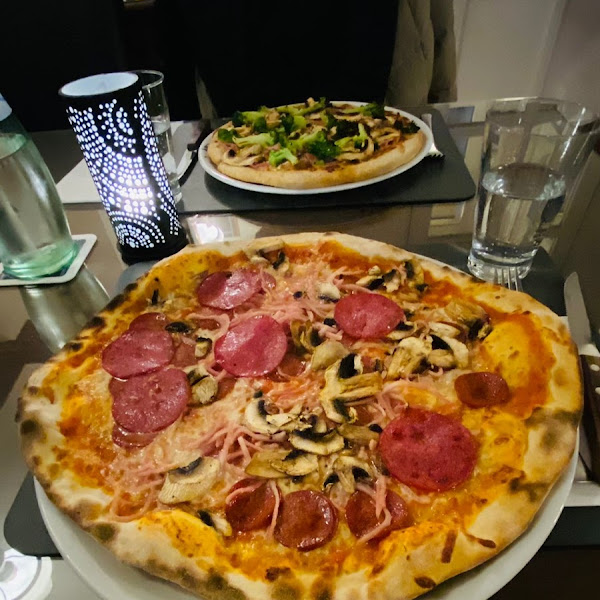 Same size but you can still tell a huge different that the Gf pizza is much smaller (GF 5€ extra charge).