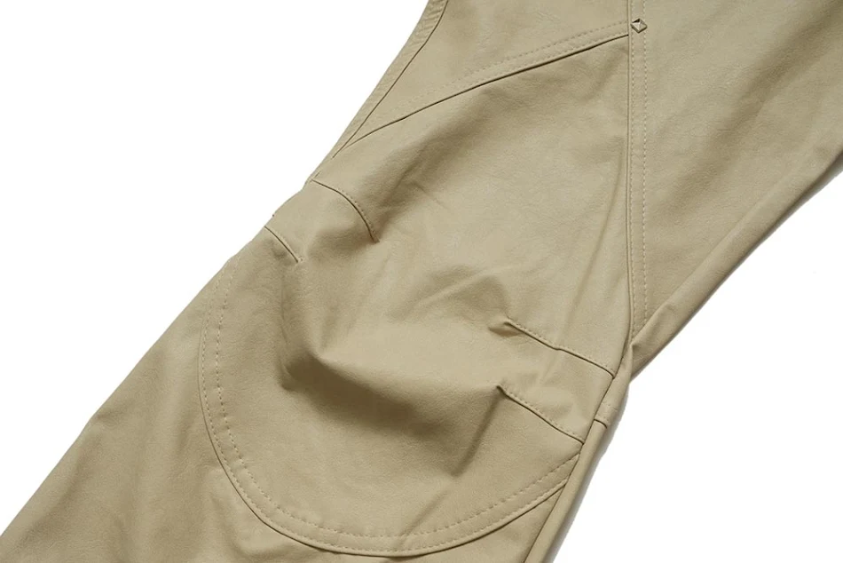 Pantalon de cuir punk rock légèrement évasé pour homme. Confort et style rebelle pour un look audacieux et marquant. Idéal pour affirmer votre personnalité.
