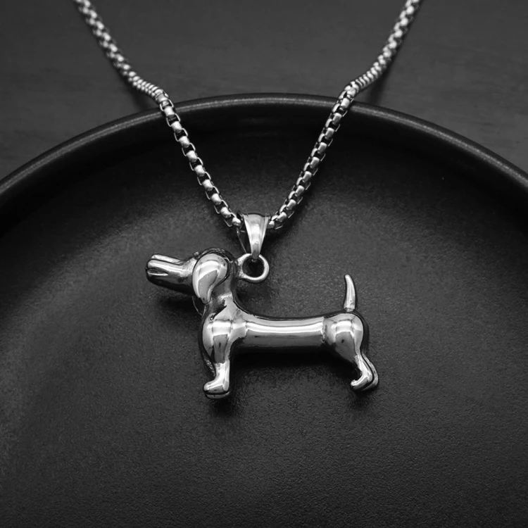 Collier pour homme avec pendentif Teckel en acier titane, un accessoire élégant pour les amateurs de chiens et un cadeau parfait.