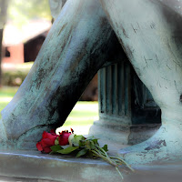 Ai piedi del Poeta A. Pushkin...! amori son sbocciati, Villa Borghese ,Roma di 