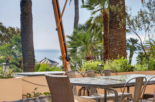 Seaside apartment with terrace 2