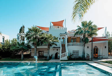 Villa with pool and garden 8