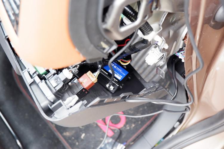 ヴェゼルのTM工房・PIVOT・スロコン・追加メーターに関するカスタム事例の投稿画像5枚目