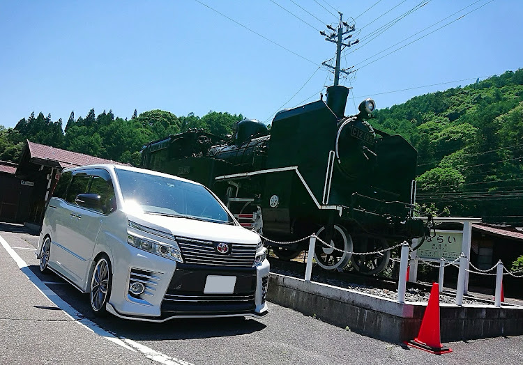ヴォクシーの機関車とコラボ・青空の下・映えスポット・奈良井宿・猛暑日に関するカスタム事例の投稿画像2枚目