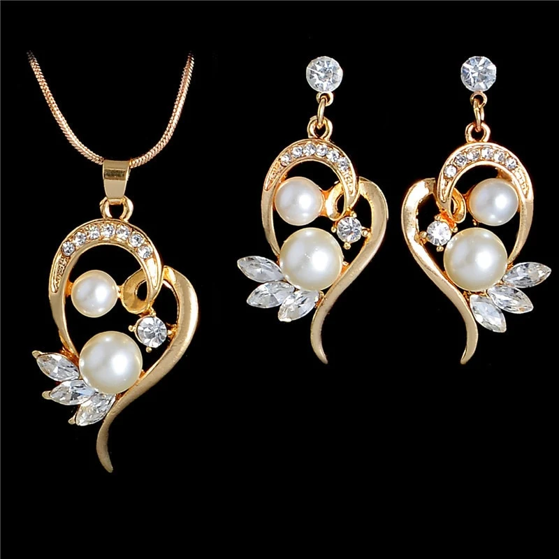 Ensemble collier et boucles d'oreilles perles deux pièces. Idéal pour sublimer votre tenue lors d'occasions spéciales. Élégance assurée.