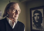 Cesar Luis Menotti poses in front of a picture of Ernesto Che Gevara for a portrait in Buenos Aires, Argentina in April 2009.