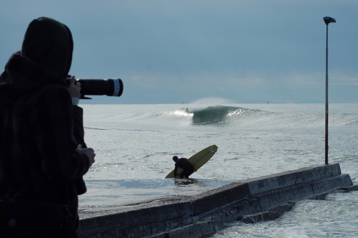 Fotografo che fotografa l'onda. di teo-art