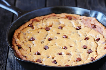 Skillet Chocolate Chip Cookie