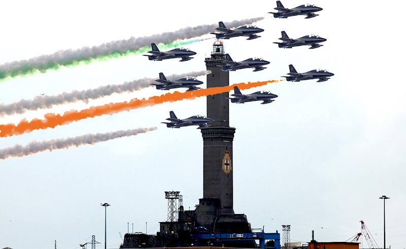 "Le Frecce tricolore" salutano il simbolo di Genova la "Superba" di libellula