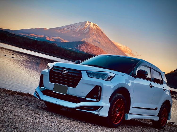 ロッキーのダイハツ・ロッキー・モデリスタ・精進湖と富士山と愛車に関するカスタム事例の投稿画像1枚目