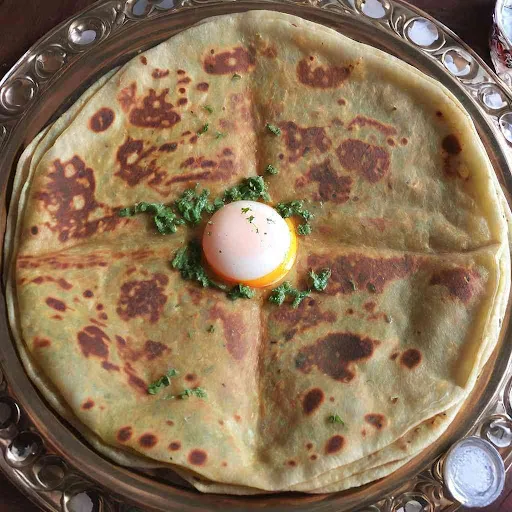Egg Paratha With Dhaniya Ki Chatni Curd