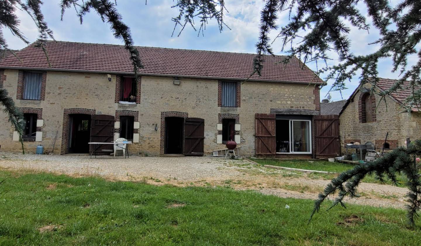 House with garden Montchevrel